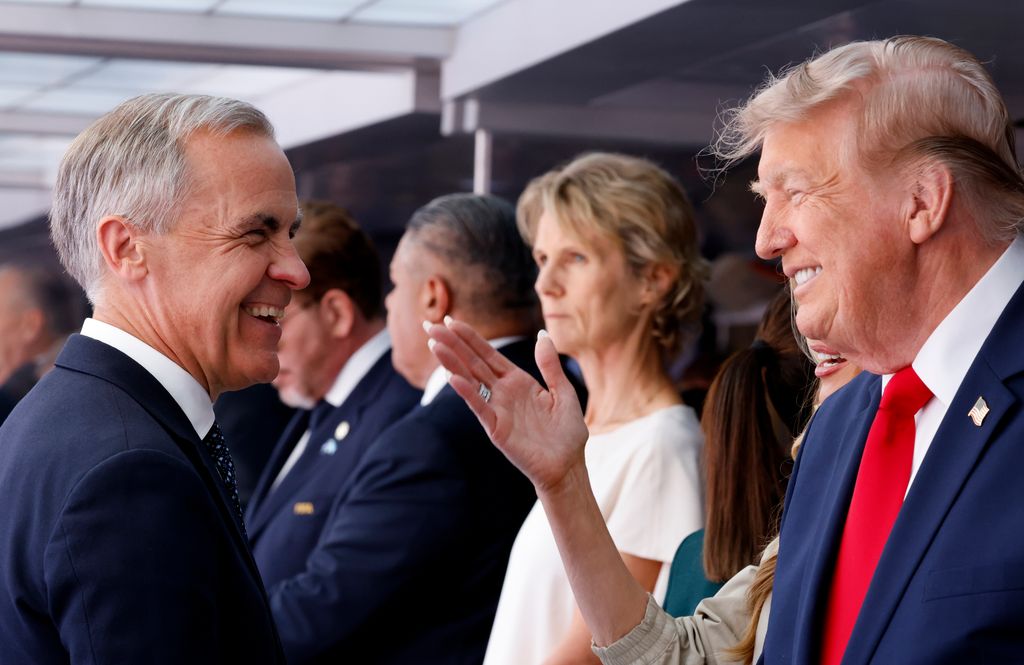 El primer ministro canadiense Mark Carney charlando con Donald Trump.