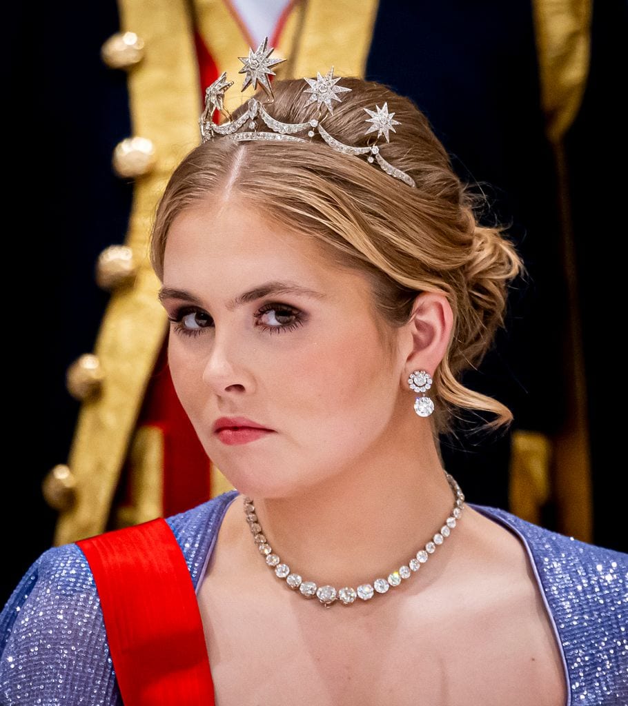 Amalia de Holanda en la cena de Estado en honor del presidente de Portugal en diciembre de 2024