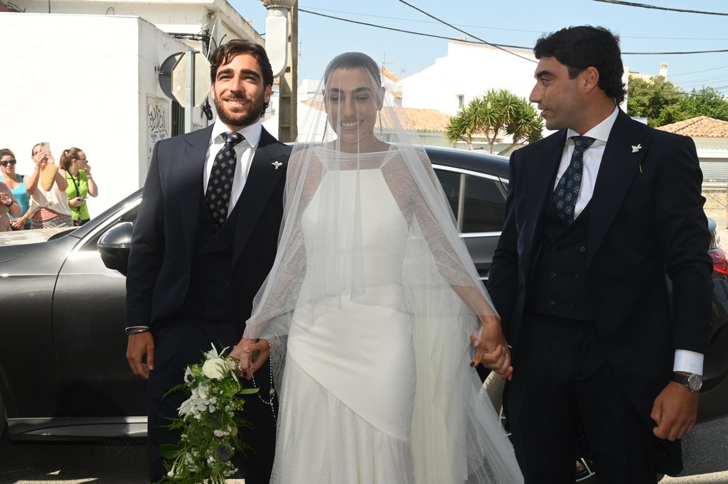 Claudia Ula con sus hermanos antes de entrar a la iglesia