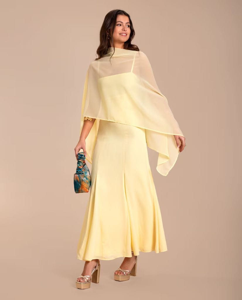 Vestido de invitada de color amarillo mantequilla