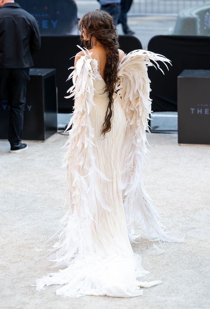 La trenza extra larga contrastaba con el vestido pero sumaba a su narrativa.