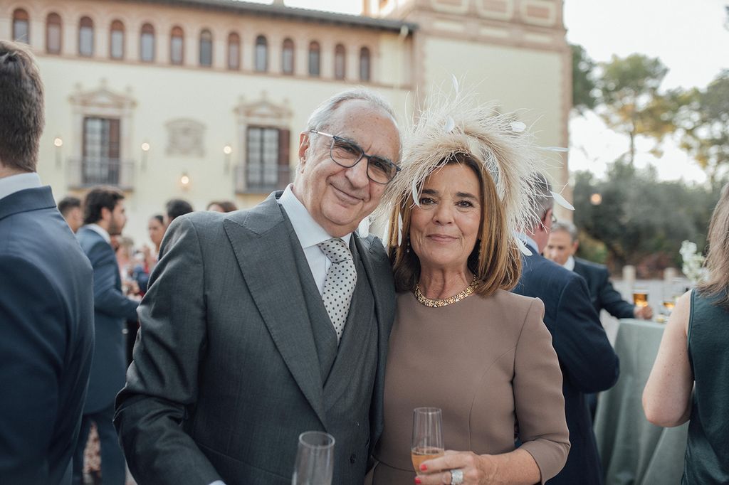 Elena mmdrina de boda con estilo y tocado de plumas