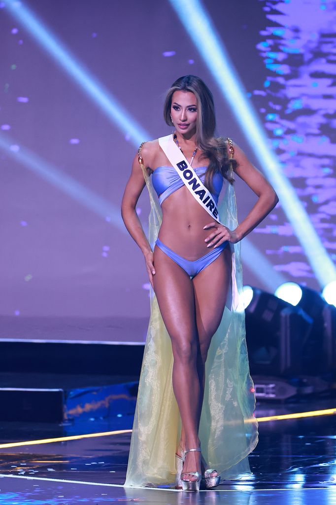 Plano entero de Ruby Pouchet, Miss Bonaire, en el escenario
