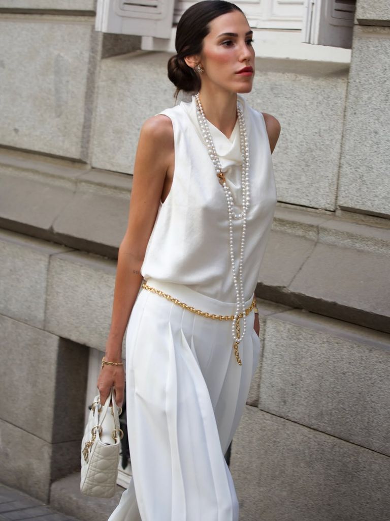 Muy bronceada: blanco luminoso