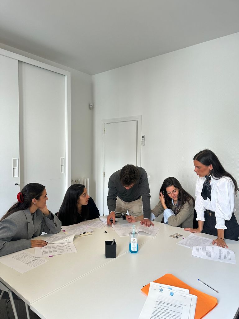 Ana de Miguel, portavoz de Papaya Comunicación, reunida con su equipo
