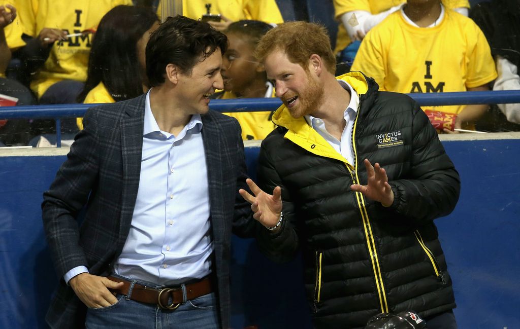 El príncipe Harry conversando con el entonces primer ministro canadiense Justin Trudeau durante un partido de hockey en mayo de 2016, en Toronto, Canadá, para anunciar los Invictus Games de 2017.