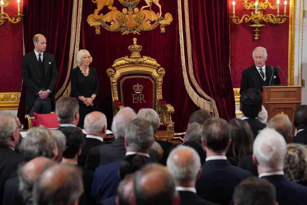 Guillermo, príncipe de Gales, y Camilla, reina consorte, observan a Carlos III durante su proclamación como rey en el Accession Council, celebrado el 10 de septiembre de 2022 en los State Apartments del Palacio de St James, Londres. La ceremonia, dividida en dos partes, culminó con la lectura pública de la Proclamación desde el balcón de Friary Court.