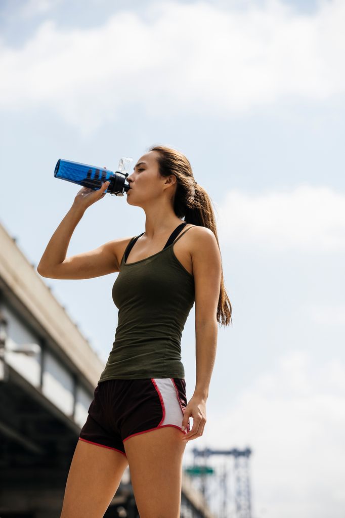 chica bebiendo agua