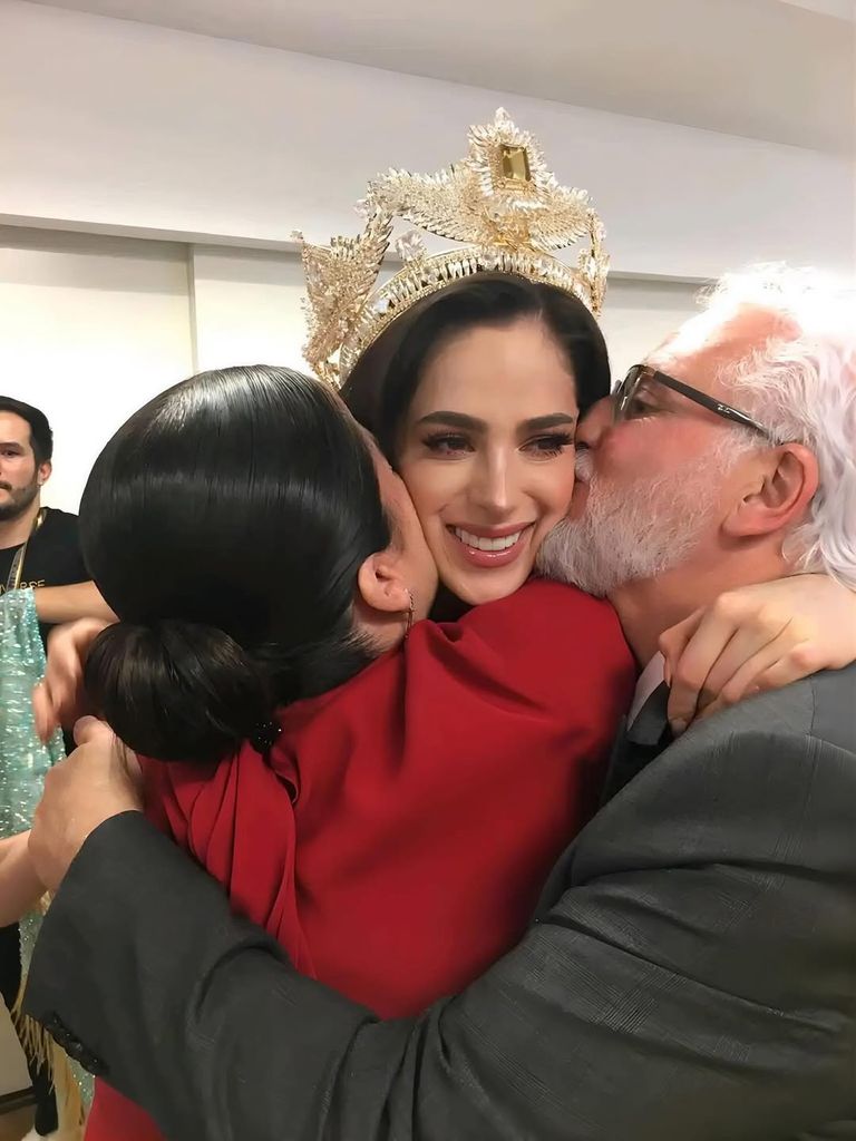Fátima Bosch con sus padres en la final de Miss México, en septiembre pasado. 
