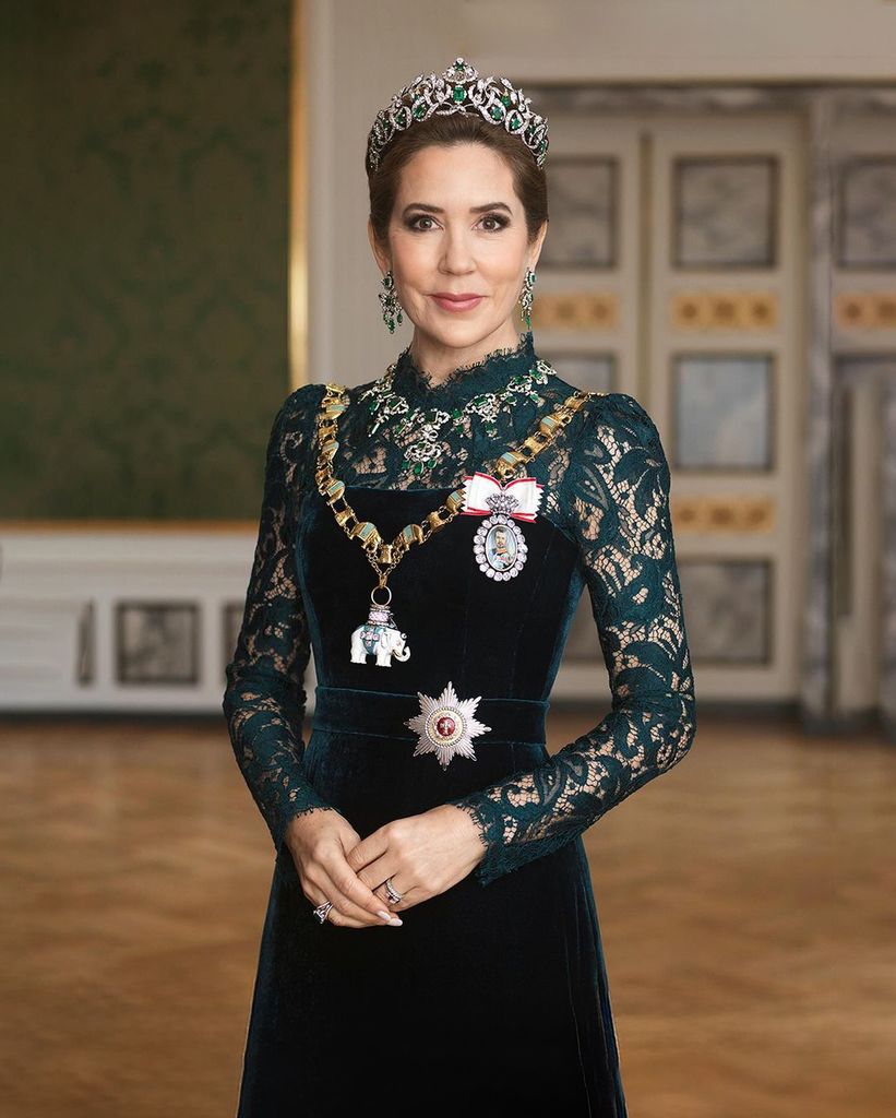Plano medio de la reina Mary de Dinamarca posando con traje de gala y tiara