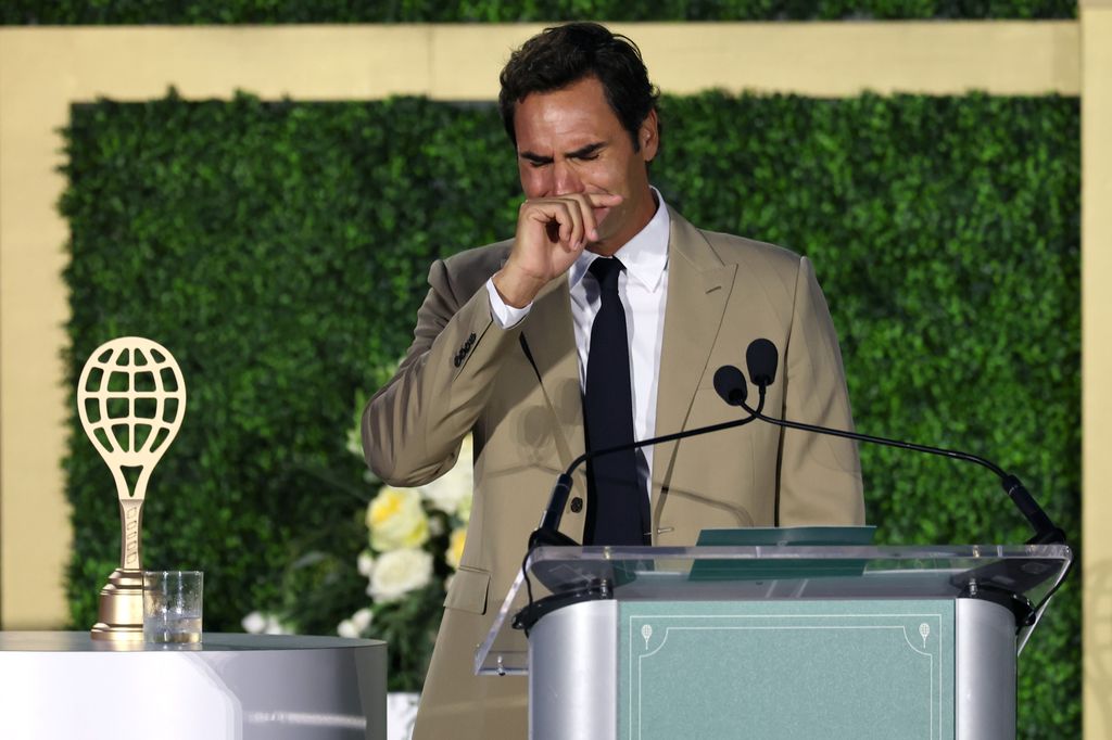 Roger Federer se rompe mientras pronuncia su discurso durante la ceremonia de ingreso al Salón de la Fama del Tenis Internacional de 2026, el 29 de agosto de 2026 en Newport, Rhode Island.