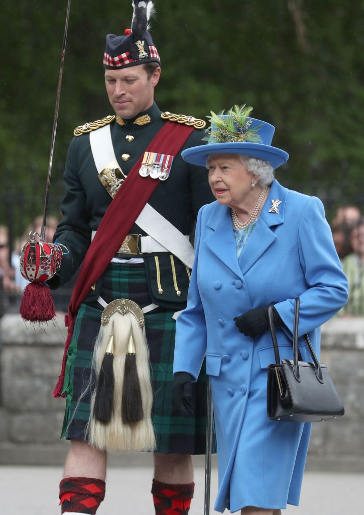 Plano medio de Johnny Thompson con Isabel II