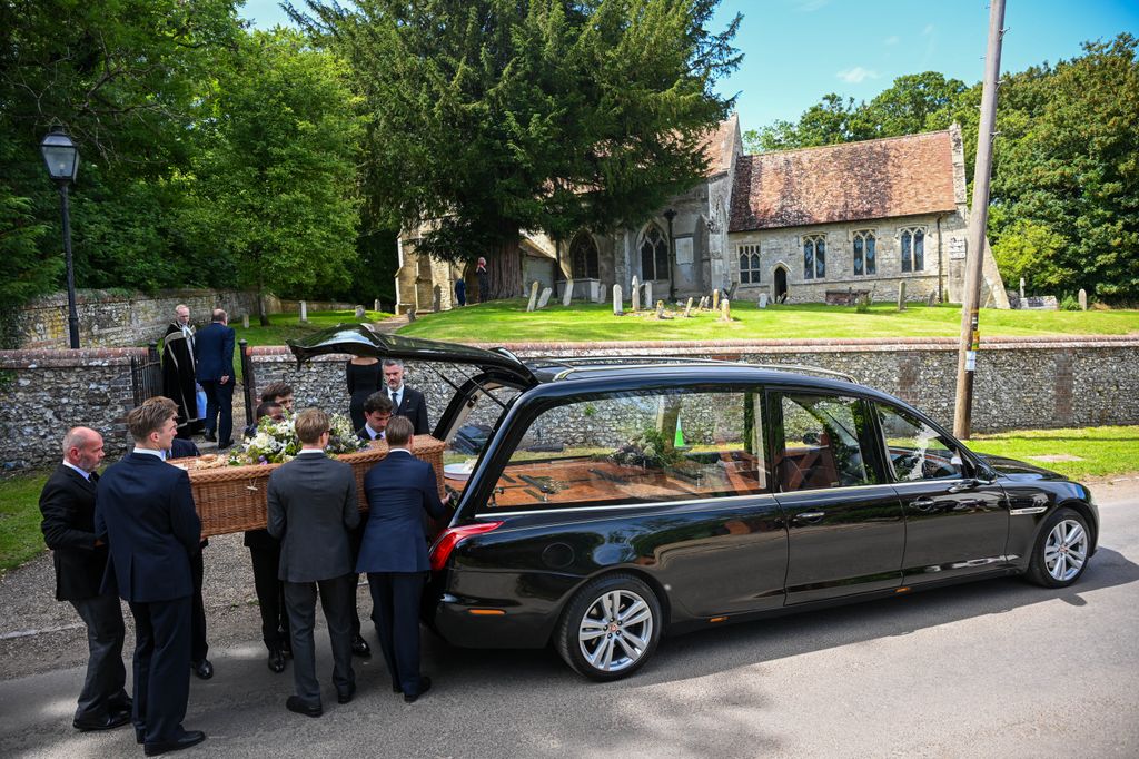 El ataúd de mimbre de Lady Pamela Hicks, saliendo del coche fúnebre
