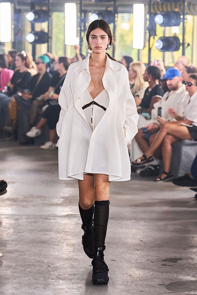 looks invitada camisa blanca pasarela009a