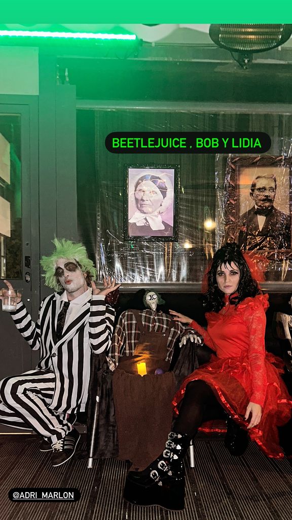 Plano medio de Ana Fernández y Adrian Marlon disfrazados de Beetlejuice en Halloween 2024