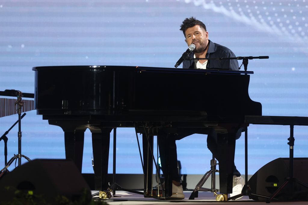 Pablo López canta ante el Papa la canción