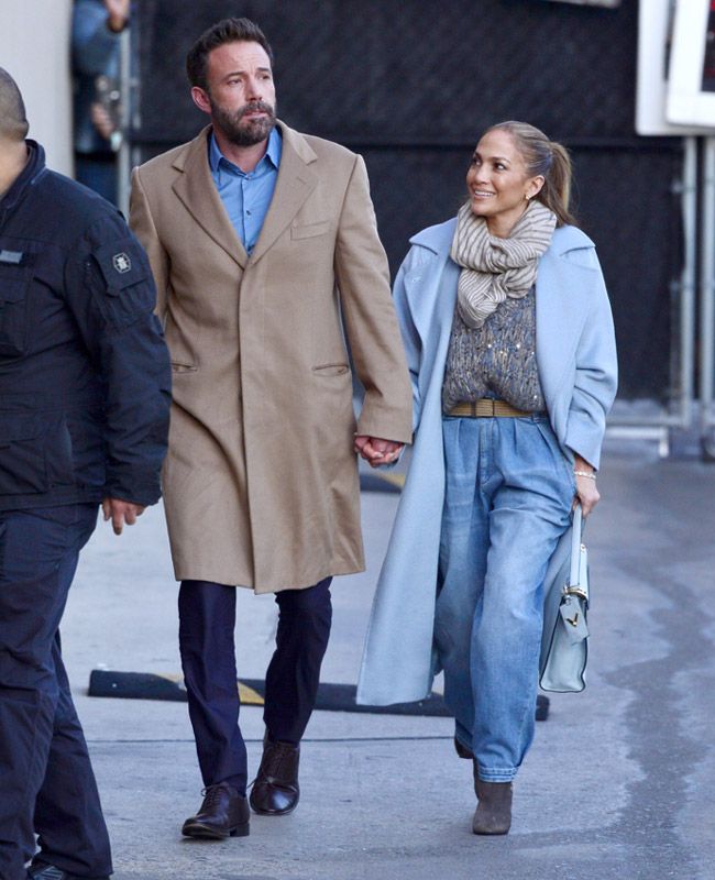 Ben Affleck y Jennifer Lopez paseando de la mano