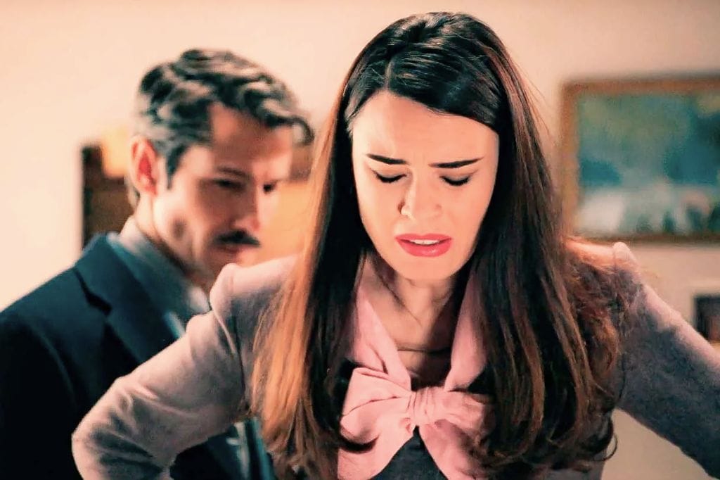 Fina cede al chantaje de Pelayo y se marcha a Argentina
