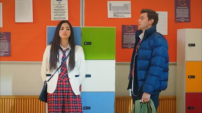 'Hermanos': Yasmin le pide a Ömer que aleje a su madre de su padre