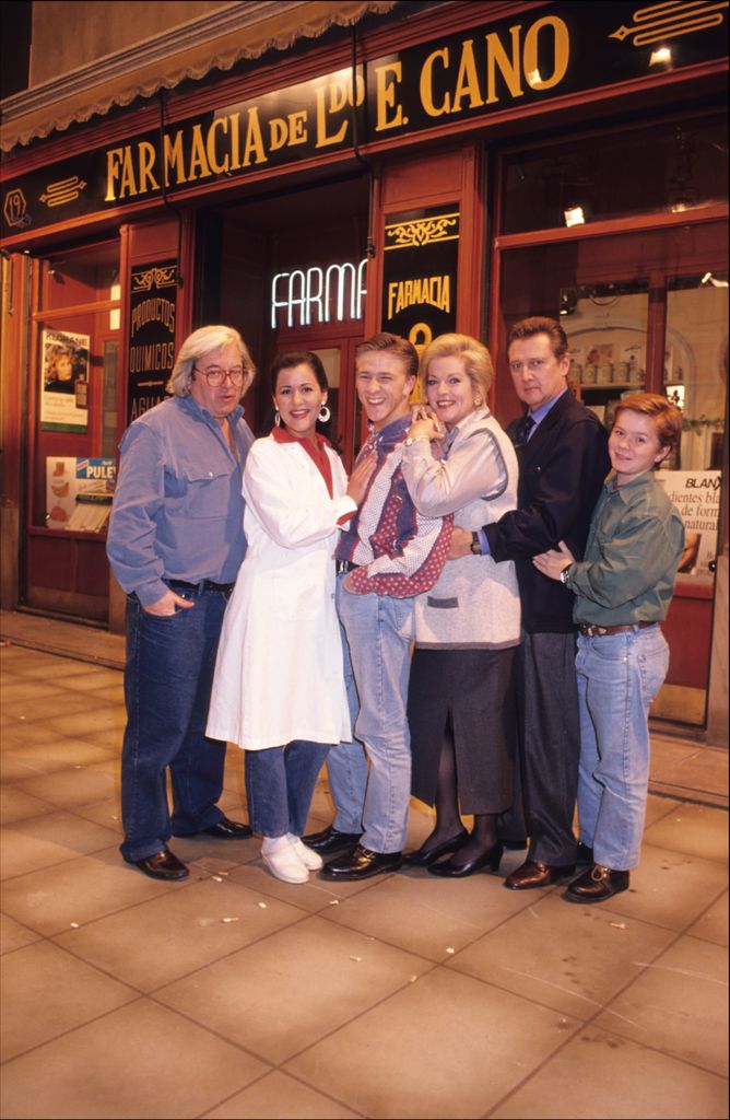 EL DIRECTOR DE CINE ANTONIO MERCERO CON LOS ACTORES,AFRICA GOZALBES , MIGUEL ANGEL GARZON , CONCHA CUETOS , CARLOS LARRAÑAGA , JULIAN GONZALEZ DURANTE EL RODAJE DE LA SERIE "FARMACIA DE GUARDIA"