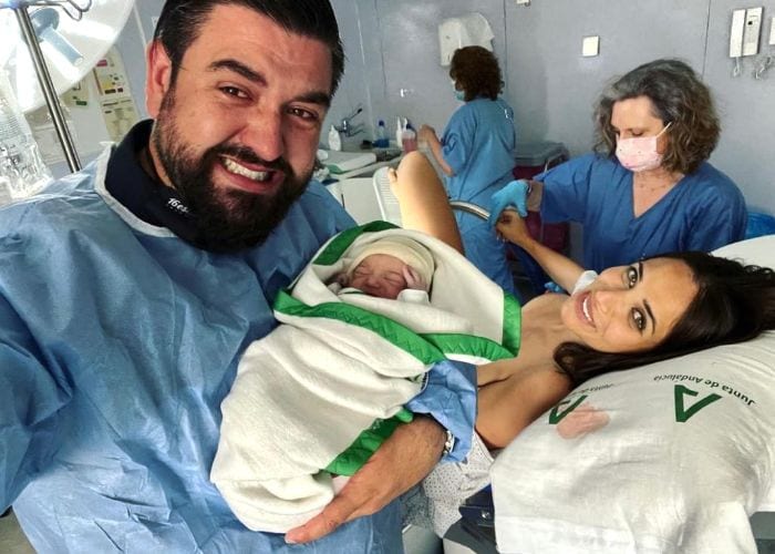 Lorena Sánchez, Manu Sánchez y su hija recién nacida