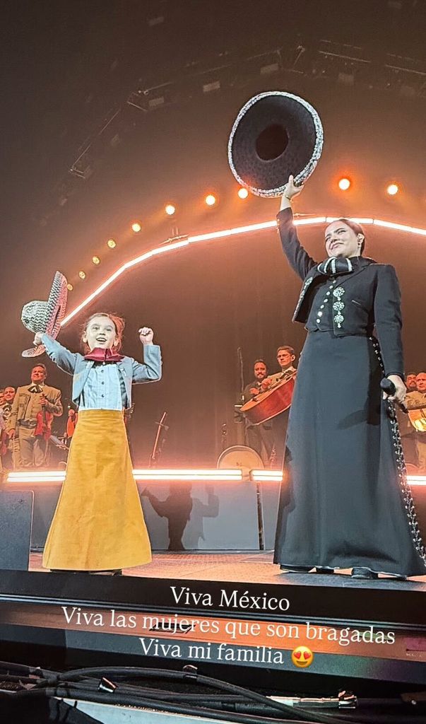 Camila Fernández y su hija Cayetana en el concierto de El Potrillo en Las Vegas