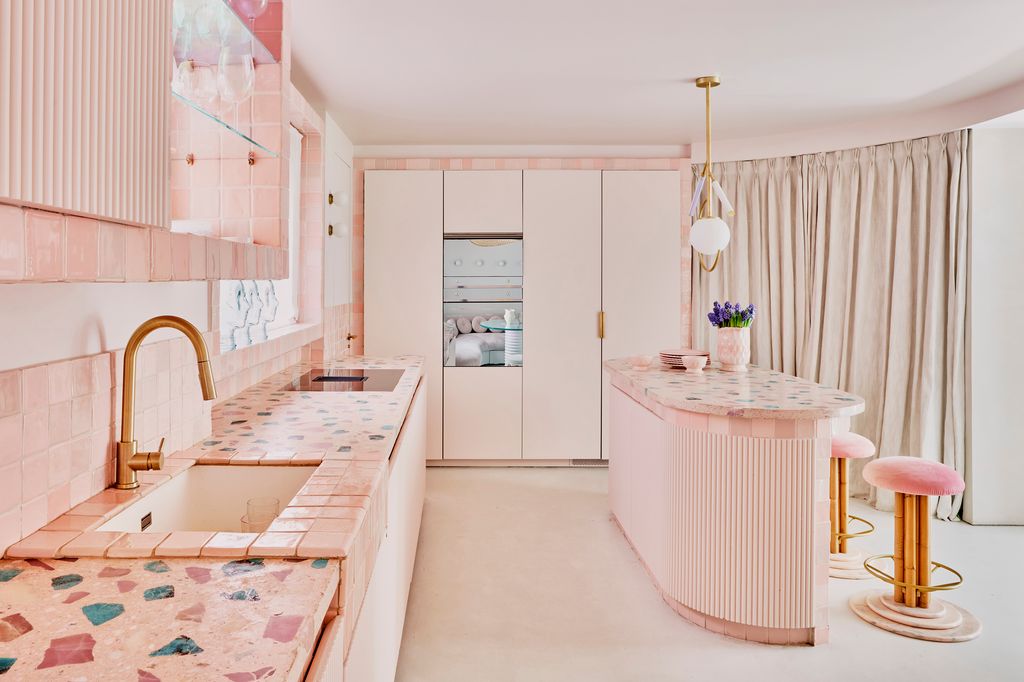 Cocina con isla en colores rosa emoplvado