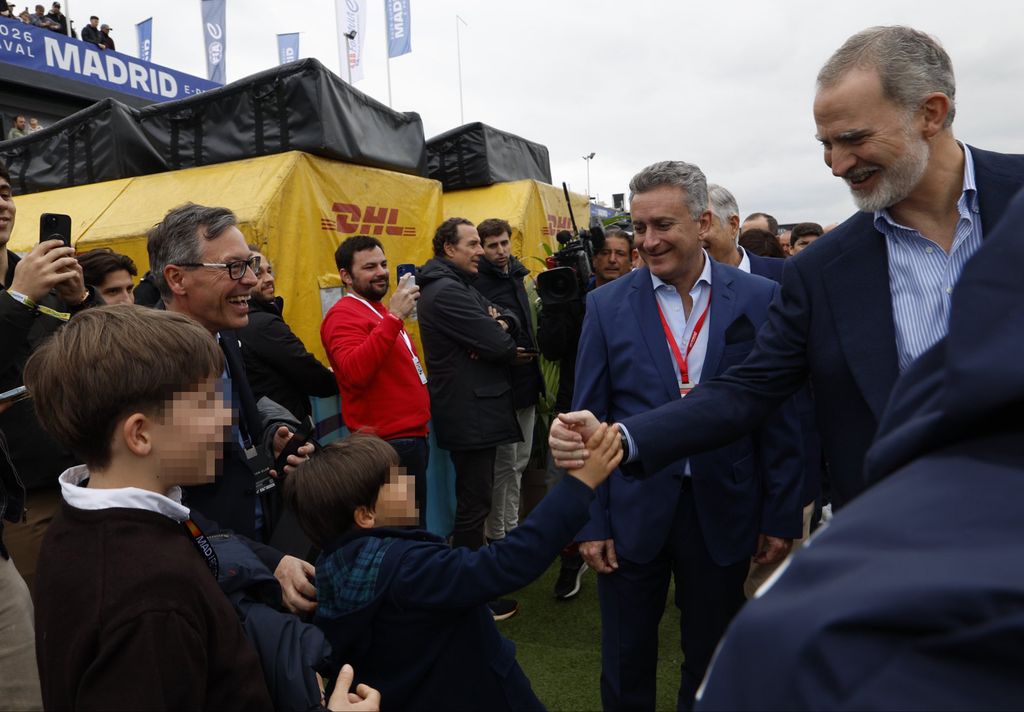 Don Felipe saludando cariñosamente a unos niños que estaban en el paddock