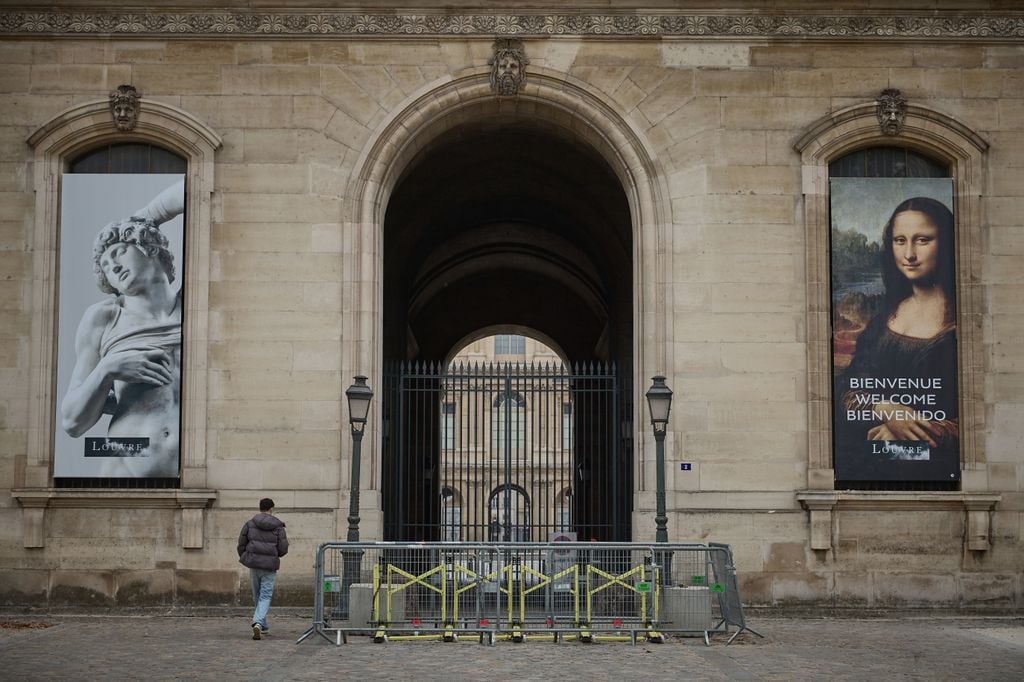 El Museo del Louvre cerró sus puertas por 24 horas para llevar a cabo las investigaciones pertinentes que puedan ayudar a dar con los ladrones.