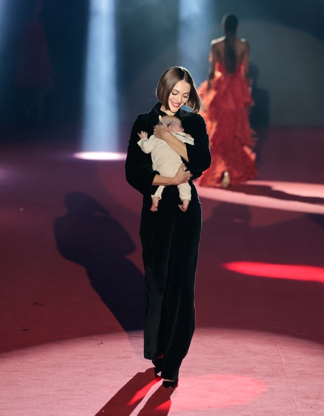 Neus Bermejo desfila con su bebé de dos meses
