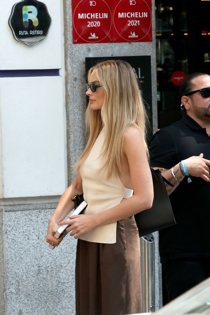 Margot Robbie saliendo del restaurante Arzábal