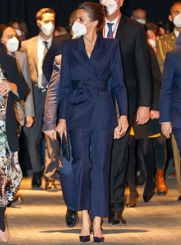 Sofia de Suecia marca cintura con su cinturón fajín y pantalón palazzo