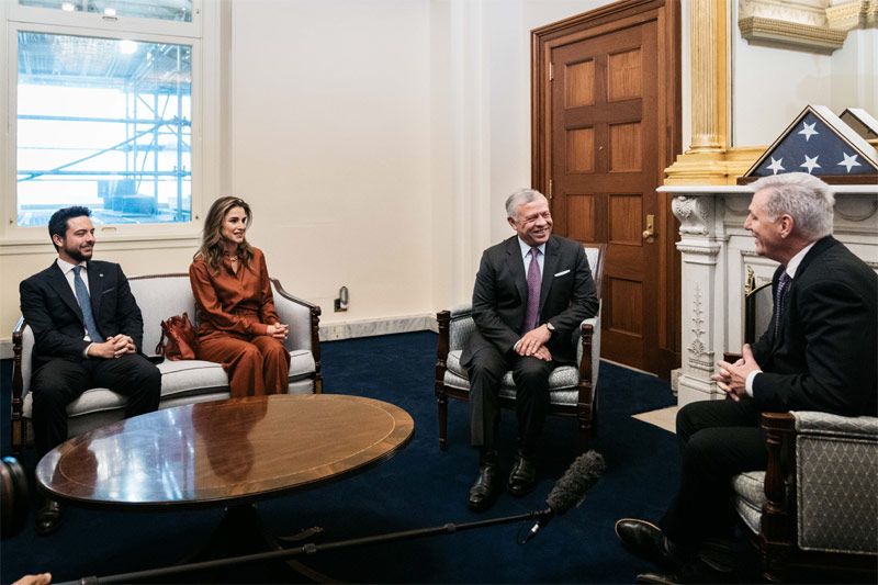 Rania de Jordania con su marido y su hijo