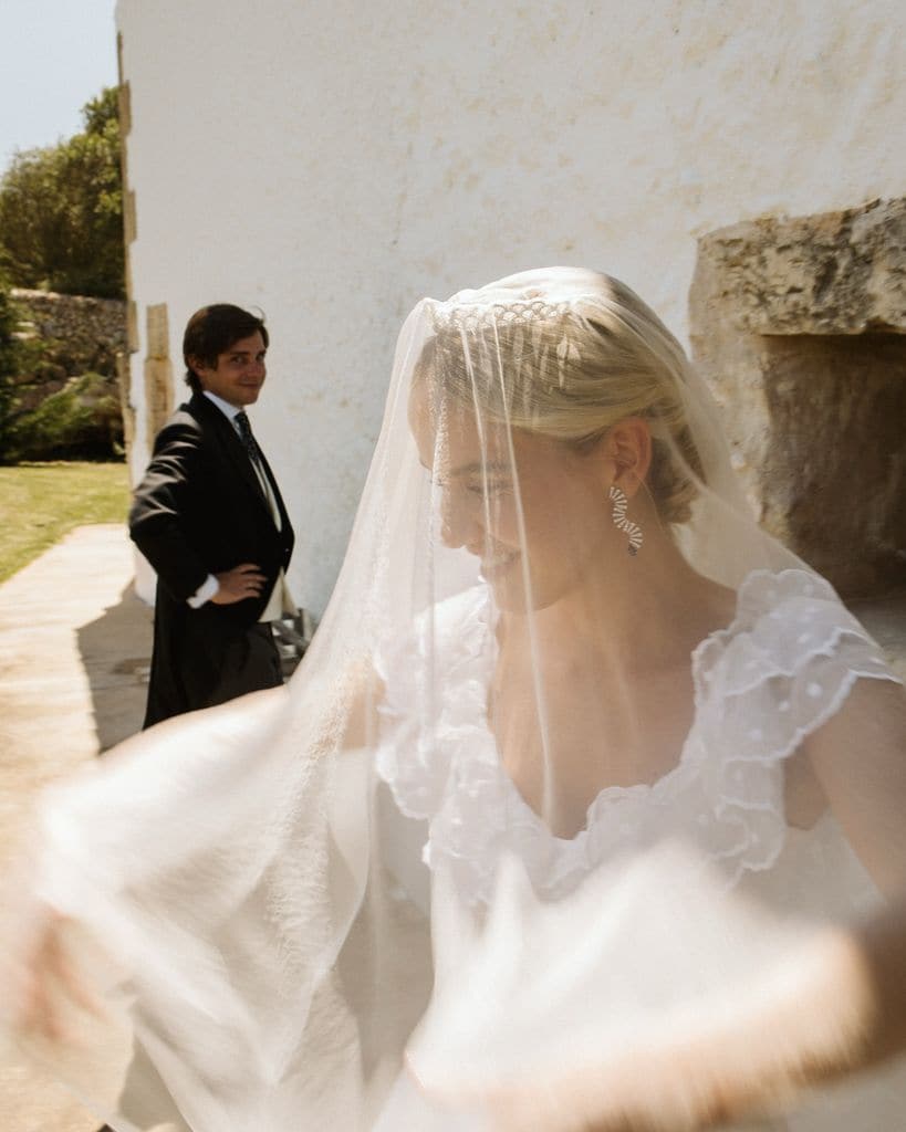 Mónica Anoz vestida de novia, con velo y tiara, el día de su boda