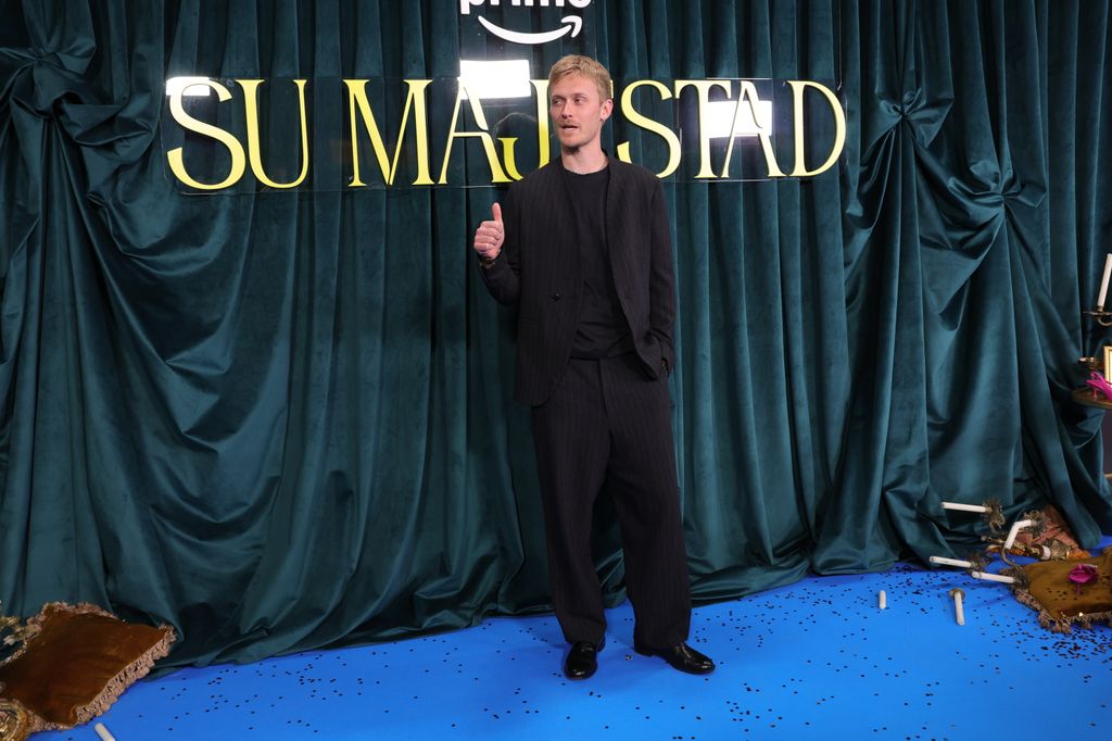Freddie Dennis en la premiere de 'Su majestad'