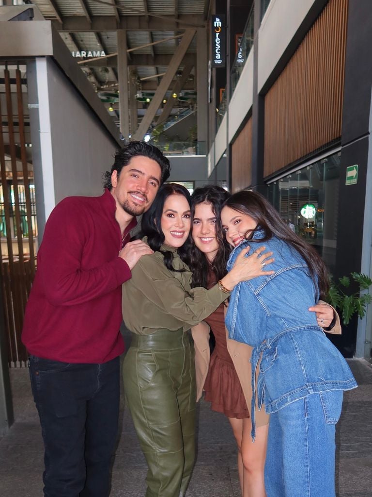 América Guinart con sus hijos, Alex, Camila y América, fruto de su pasado matrimonio con El Potrillo