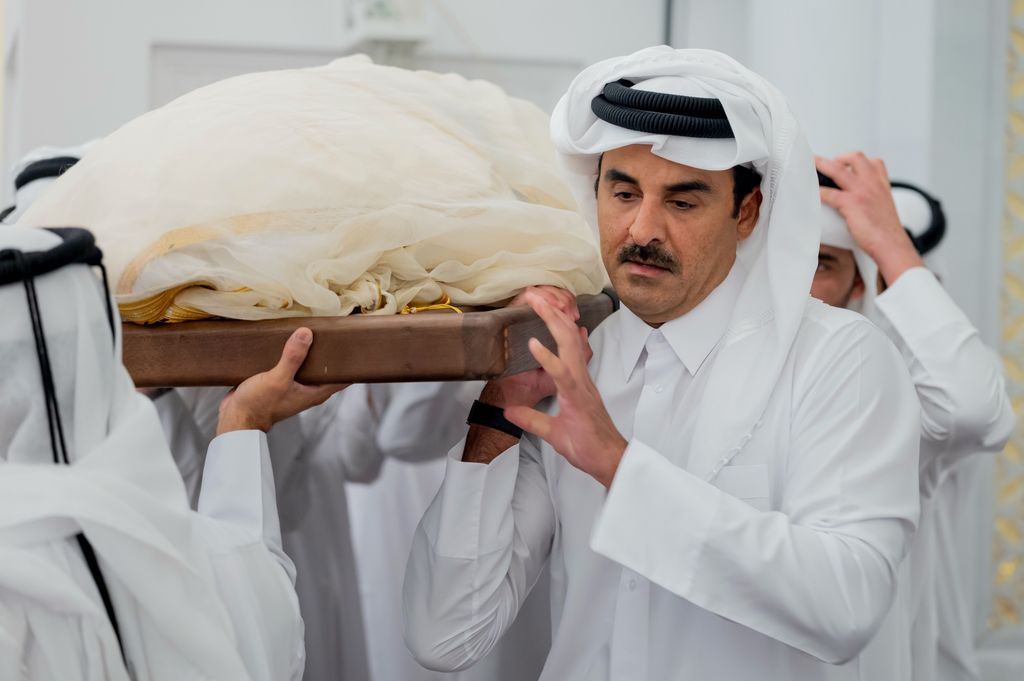 El emir de Catar, con cara de tristeza en la despedida a su padre
