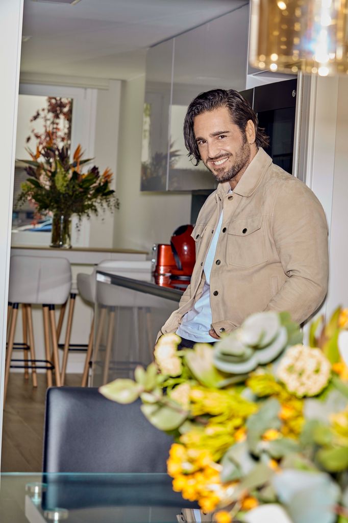 David Bustamante posa en el interior de su impresionante casa para ¡HOLA!