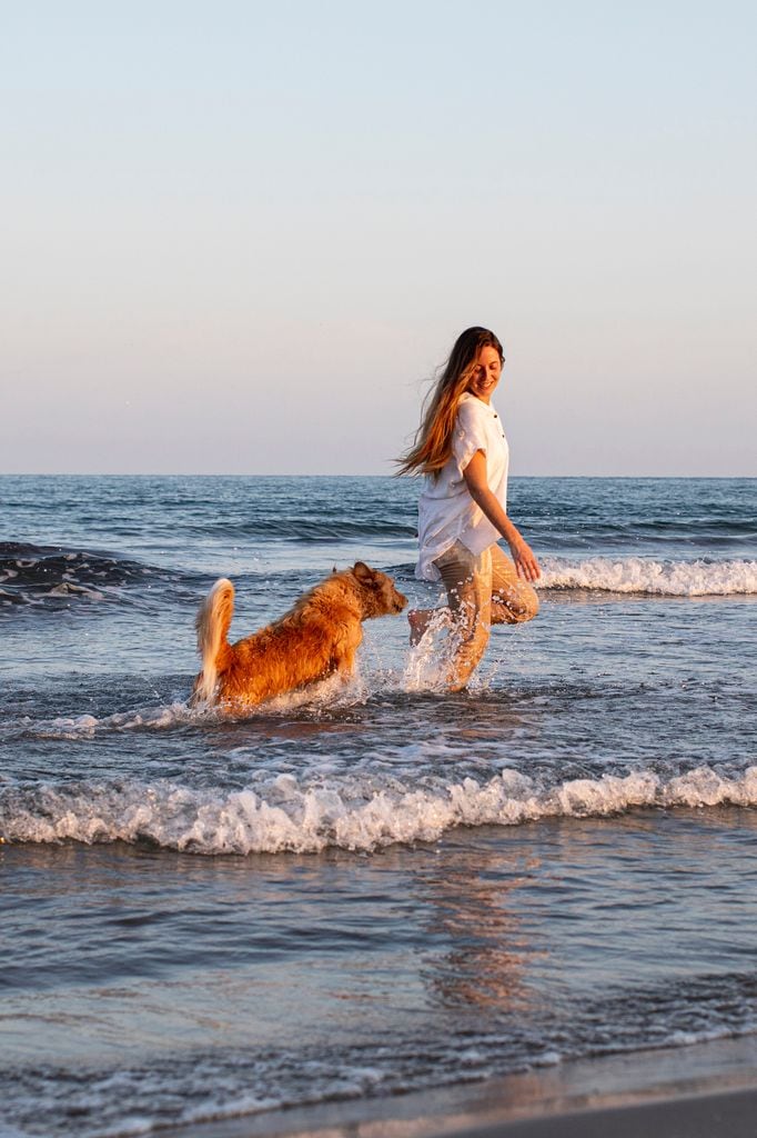 chica agua perro