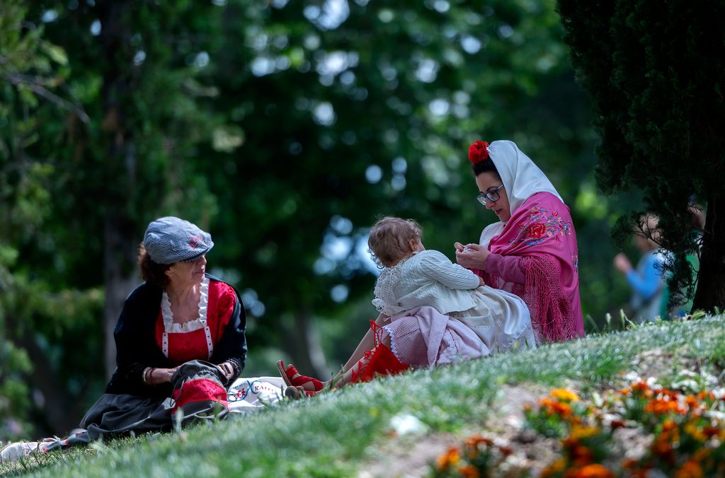 Madrileñas celebrando San Isidro en la pradera