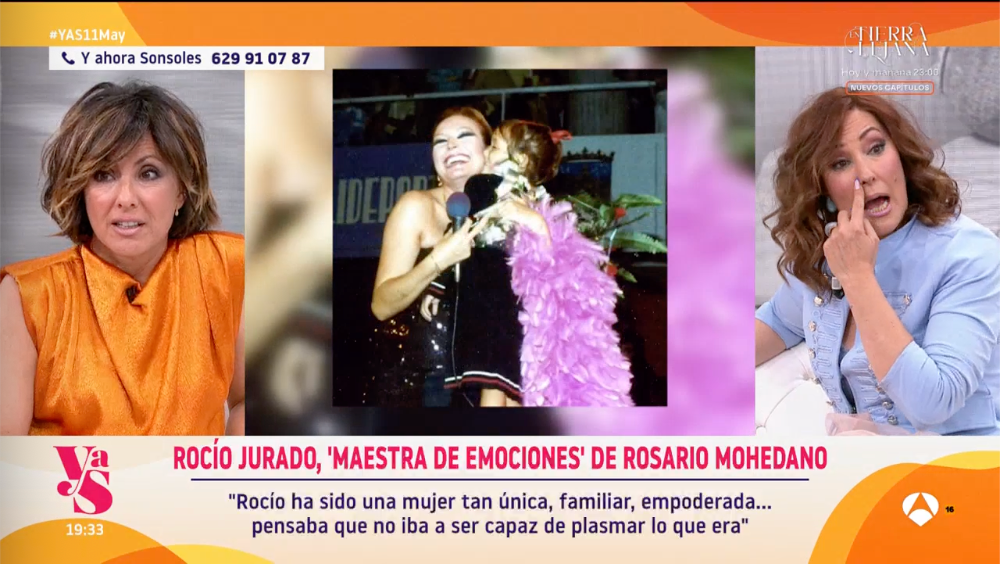 Rosario Mohedano viendo la portada de su tema 'Maestra de emociones'