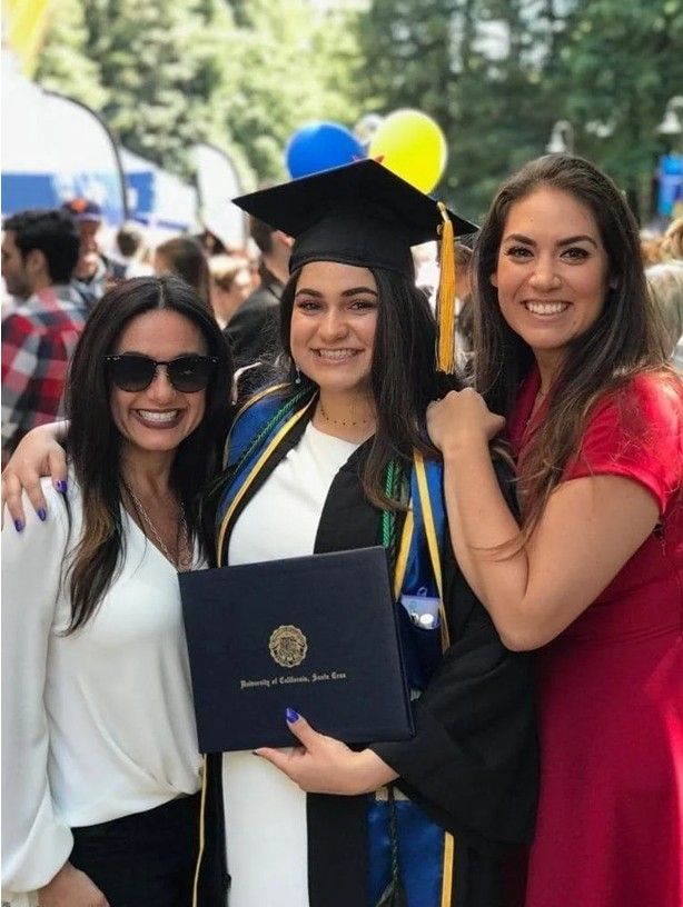 Penélope Menchaca con sus hijas Yania y Natalia.