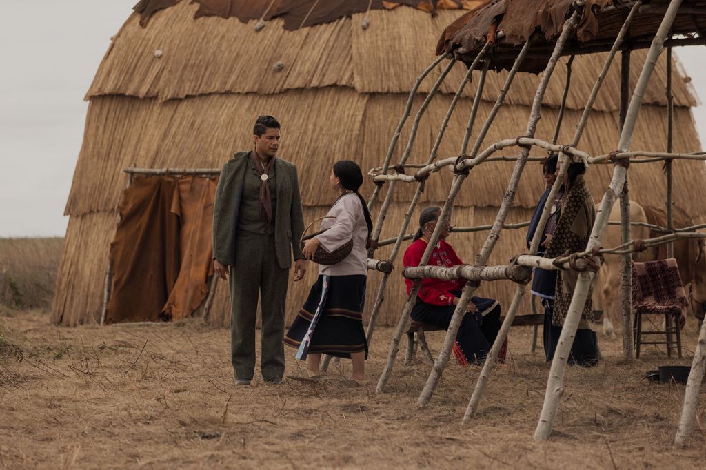 La serie no solo pone en foco en los Ingalls, sino que también ahonda en las comunidades que ya habitaban en la frontera