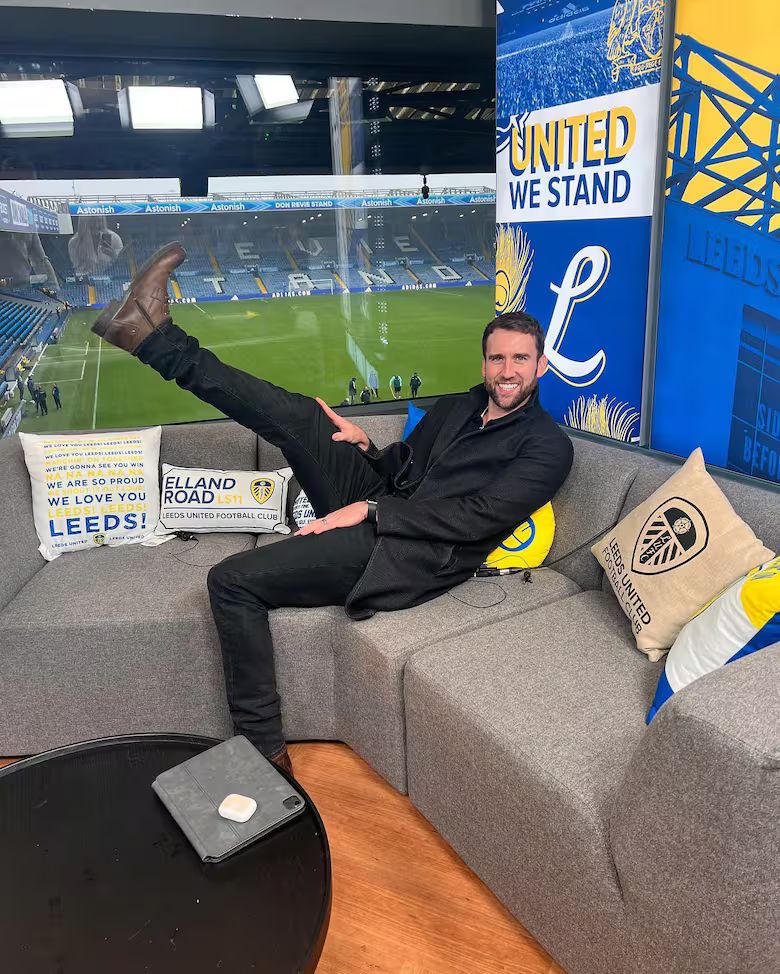 El actor Matthew Lewis apoyando al Leeds United
