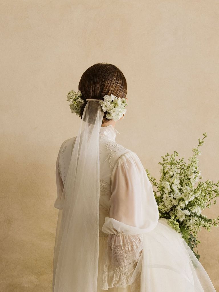 Recogido de novia con flores