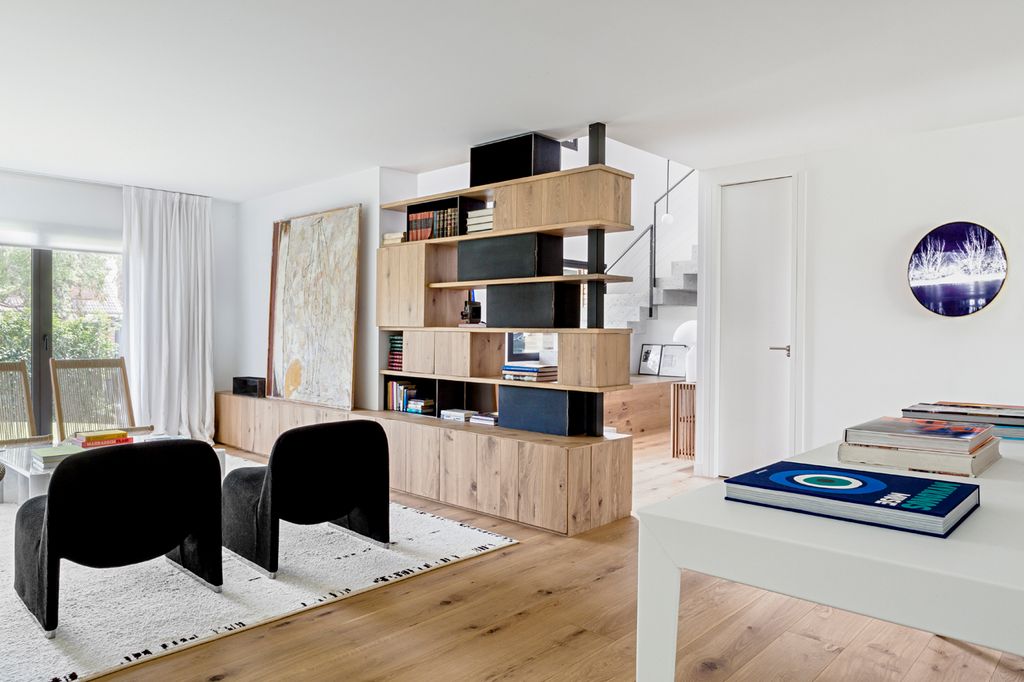 Una forma moderna de exponer un cuadro: sin colgarlo, apoyado sobre un mueble