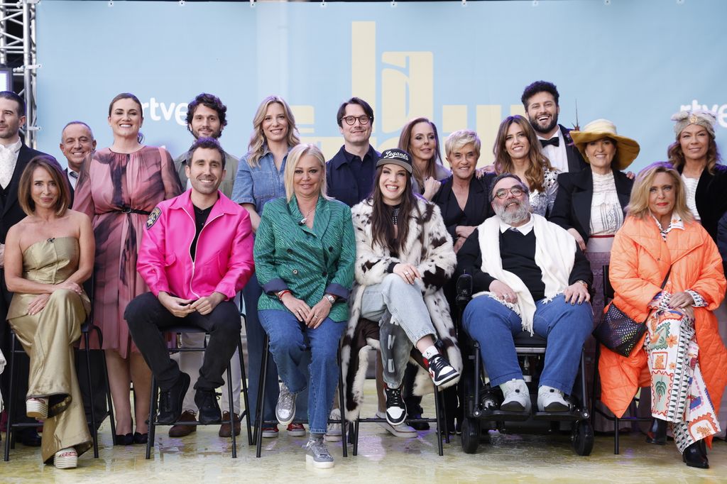 Posado de los colaboradores de 'La familia de la tele' en el estreno del programa