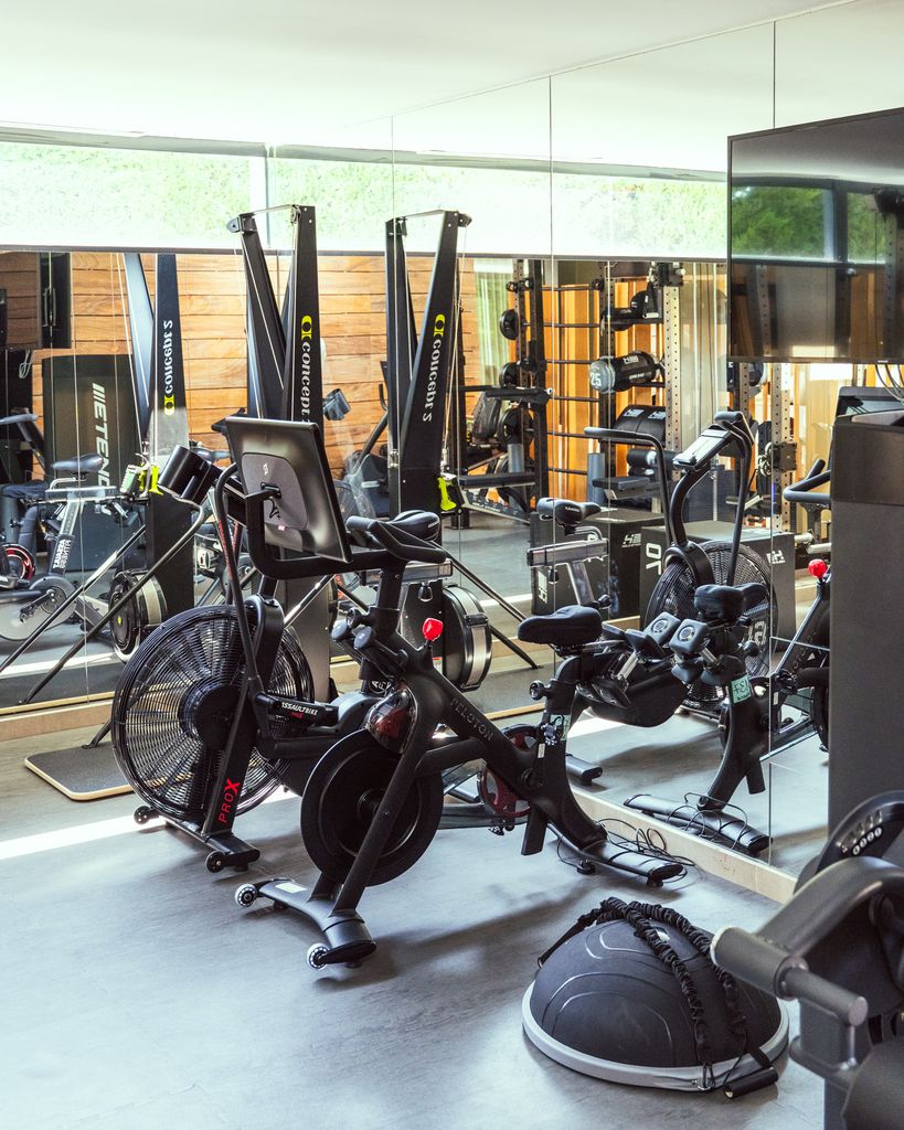 Un gimnasio doméstico equipado para entrenar sin salir de casa