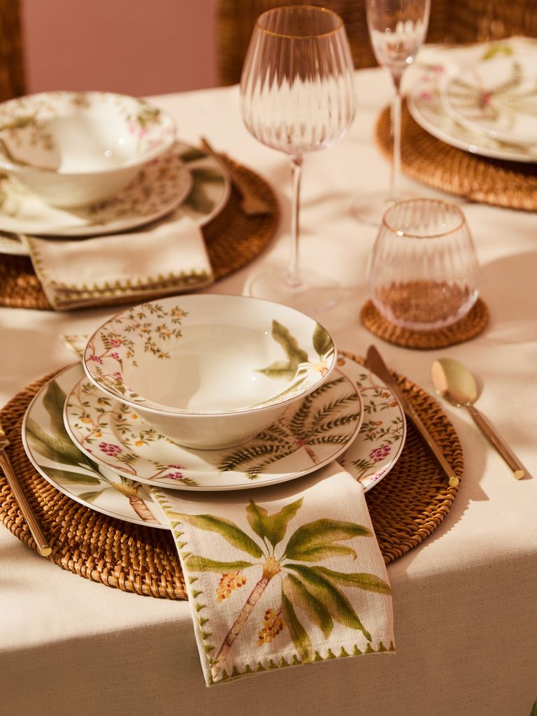 Mesa con bajoplato de rafia y vajilla tropical
