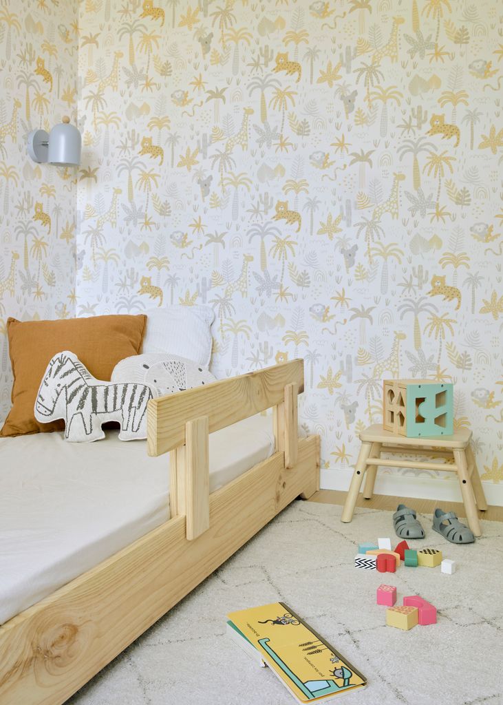 Habitación infantil con muebles de madera clara